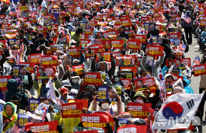 [서울=뉴시스] 황준선 기자 = 자유통일당 등 보수단체 회원들이 29일 오후 서울 중구 세종대로에서 윤석열 대통령 탄핵 반대 집회를 하고 있다. 2025.03.29. hwang@newsis.com