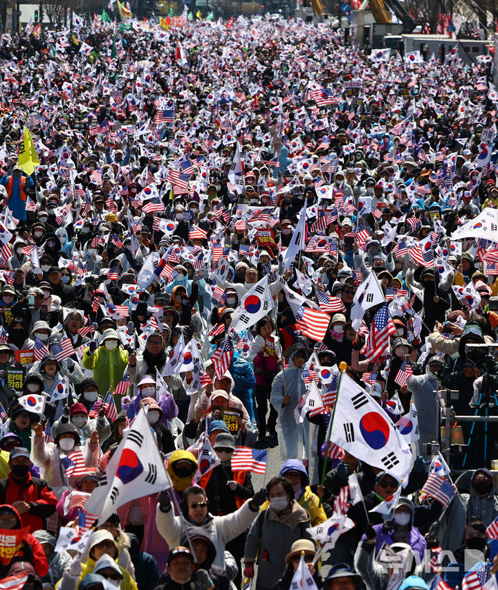 [서울=뉴시스] 황준선 기자 = 자유통일당 등 보수단체 회원들이 29일 오후 서울 중구 세종대로에서 윤석열 대통령 탄핵 반대 집회를 하고 있다. 2025.03.29. hwang@newsis.com