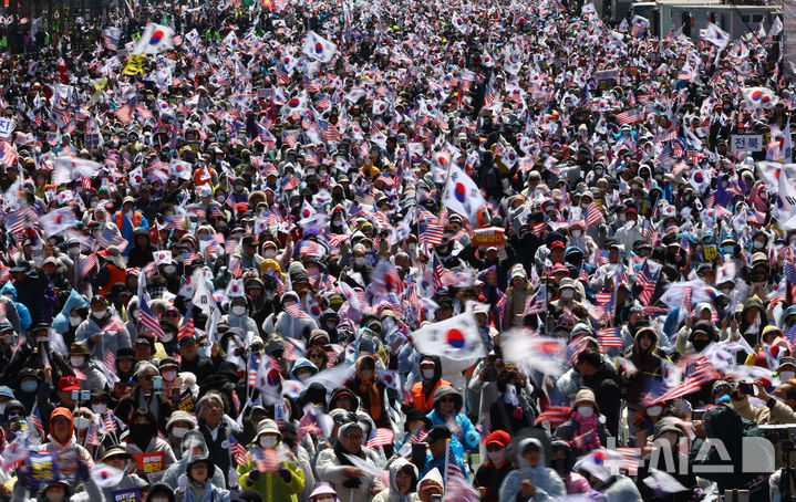 [서울=뉴시스] 황준선 기자 = 자유통일당 등 보수단체 회원들이 29일 오후 서울 중구 세종대로에서 윤석열 대통령 탄핵 반대 집회를 하고 있다. 2025.03.29. hwang@newsis.com