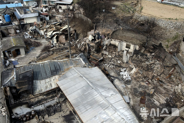 [안동=뉴시스] 이무열 기자 = 29일 경북 안동시 임하면 추목리 마을이 산불로 전소돼 폐허가 되어 있다. 2025.03.29. lmy@newsis.com
