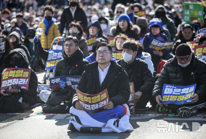 [서울=뉴시스] 정병혁 기자 = 박찬대 더불어민주당 원내대표가 29일 서울 종로구 동십자각에서 열린 야5당 대통령 탄핵 촉구 사전집회에서 피켓을 들고 있다. 2025.03.29. jhope@newsis.com
