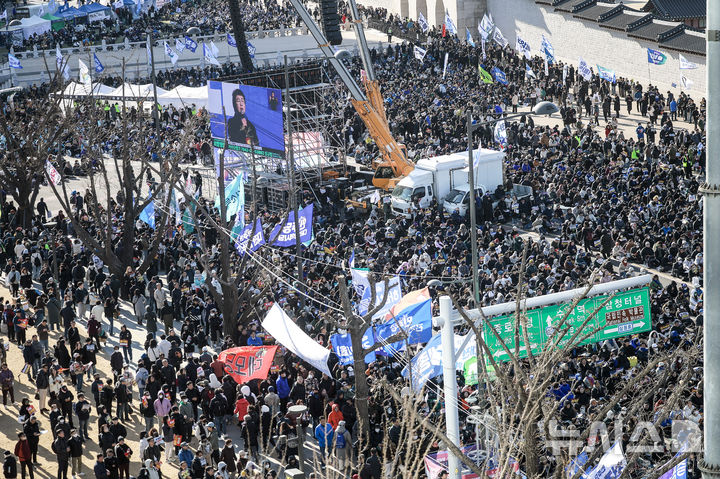 [서울=뉴시스] 정병혁 기자 = 29일 서울 종로구 동십자각에서 열린 야5당 대통령 탄핵 촉구 사전집회에서 참가자들이 구호를 외치고 있다. 2025.03.29. jhope@newsis.com