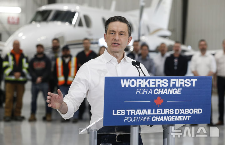 [위니펙=AP/뉴시스] 피에르 포일리에브르 캐나다 보수당 대표가 지난달 29일 매니토바주 위니펙에서 기자회견을 하는 모습. 2025.04.23.