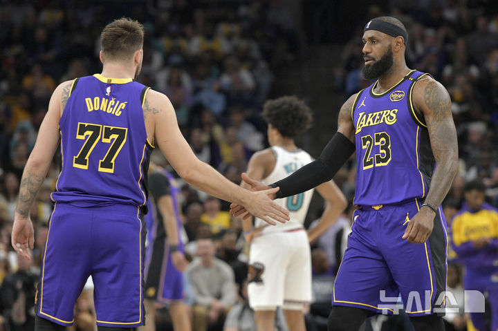 [멤피스=AP/뉴시스] 미국프로농구(NBA) 로스앤젤레스(LA) 레이커스의 루카 돈치치, 르브론 제임스. 2025. 3. 29.