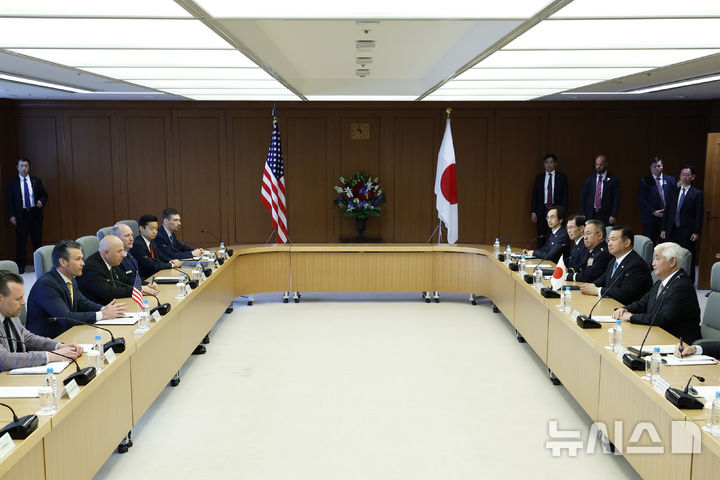 [도쿄=AP/뉴시스]지난 30일 일본 도쿄 방위성에서 피트 헤그세스(왼쪽) 미국 국방장관과 나카타니 겐 일본 방위상이 회담하고 있다. 2025.03.31.