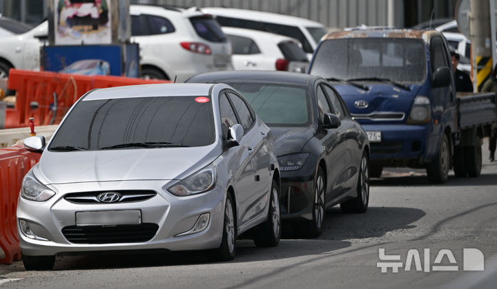 [광주=뉴시스] 이영주 기자 = 28일 오전 광주 서구 매월동 자동차 매매단지 한 갓길에 상품용 중고차가 외부 주차돼있다. 자동차관리법상 상품용 중고차량은 전시장 안에 주차돼있어야 하며 앞면 번호판을 떼내 행정기관에 맡겨야 한다. 2025.03.28. leeyj2578@newsis.com