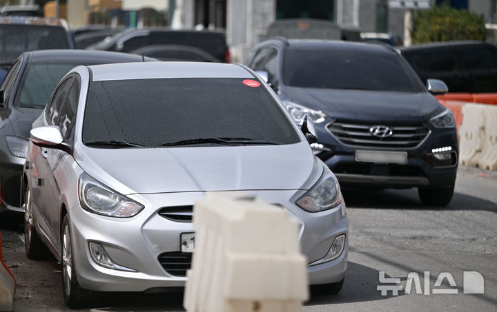 [광주=뉴시스] 이영주 기자 = 28일 오전 광주 서구 매월동 자동차 매매단지 한 갓길에 상품용 중고차가 외부 주차돼있다. 자동차관리법상 상품용 중고차량은 전시장 안에 주차돼있어야 하며 앞면 번호판을 떼내 행정기관에 맡겨야 한다. 2025.03.28. leeyj2578@newsis.com