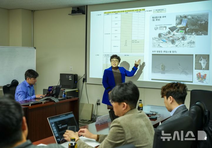 [창원=뉴시스]한국전기연구원 이지영(가운데) 항공모빌리티연구팀장이 국내 유일의 '로버(Rover)' 제조 기업인 무인탐사연구소(UEL)와 로버 핵심부품인 전기파워트레인 관련 기술개발 회의를 하고 있다.(사진=한국전기연구원 제공) 2025.03.31. photo@newsis.com
