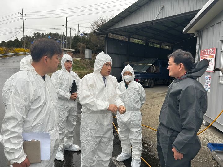 [세종=뉴시스](왼쪽3번째)상황 점검하는 이승원 세종시경제부시장. (사진=세종시 제공).2025.03.30. photo@newsis.com *재판매 및 DB 금지