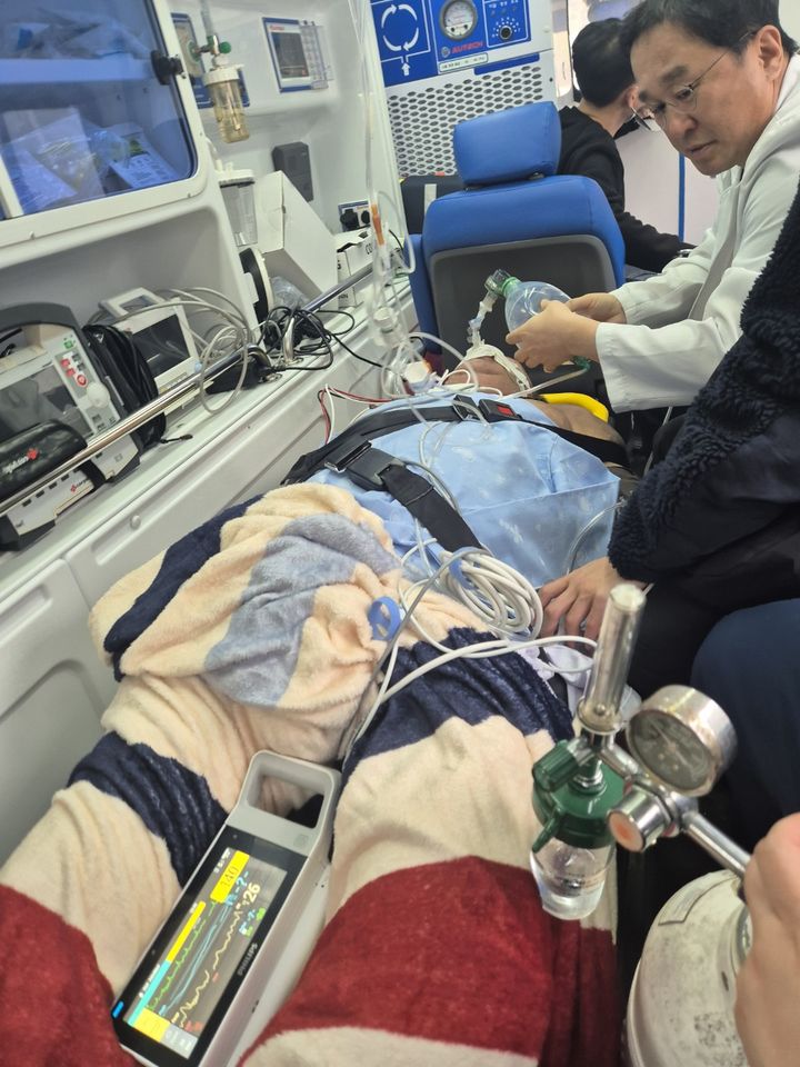 [안동=뉴시스] 지난 26일 울릉군에 파견된 의료진이 심정지 환자를 응급치료하고 있다. (사진=경북도 제공) 2025.03.30. photo@newsis.com *재판매 및 DB 금지