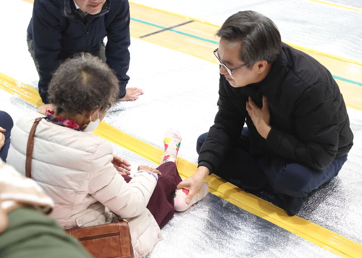 [수원=뉴시스] 29일 오후 김동연 경기도지사가 경북지역 산불 피해 이재민 대피소를 방문해 이재민을 위로하고 있다. (사진=경기도 제공) 2025.03.30. photo@newsis.com *재판매 및 DB 금지