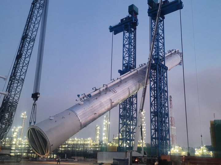 [서울=뉴시스]TLS(Tower Lifting System)을 활용해 분리타워를 수직으로 세우고 있는 모습. (사진=에쓰오일 제공) 2025.03.30. photo@newsis.com *재판매 및 DB 금지