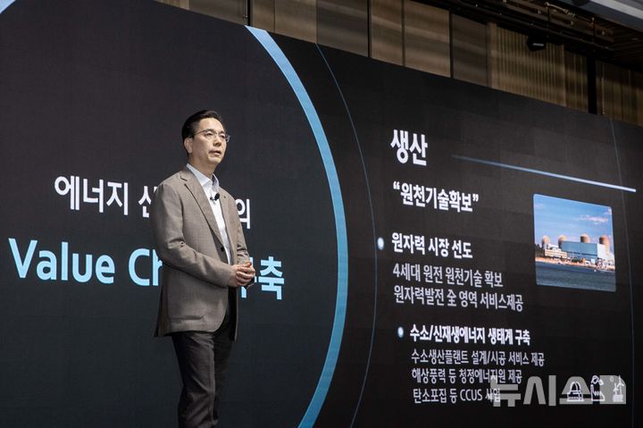 [서울=뉴시스] 지난 28일 서울 여의도 페어몬트 호텔에서 열린 2025 현대건설 CEO 인베스터 데이에서 이한우 대표가 에너지 중심의 미래 성장 전략 'H-Road'를 발표하고 있다.