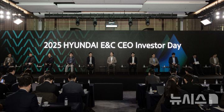 [서울=뉴시스] 지난 28일 서울 여의도 페어몬트 호텔에서 열린 2025 현대건설 CEO 인베스터 데이에서 이한우 대표와 각 사업본부장이 자리해 Q&A 세션을 진행했다.