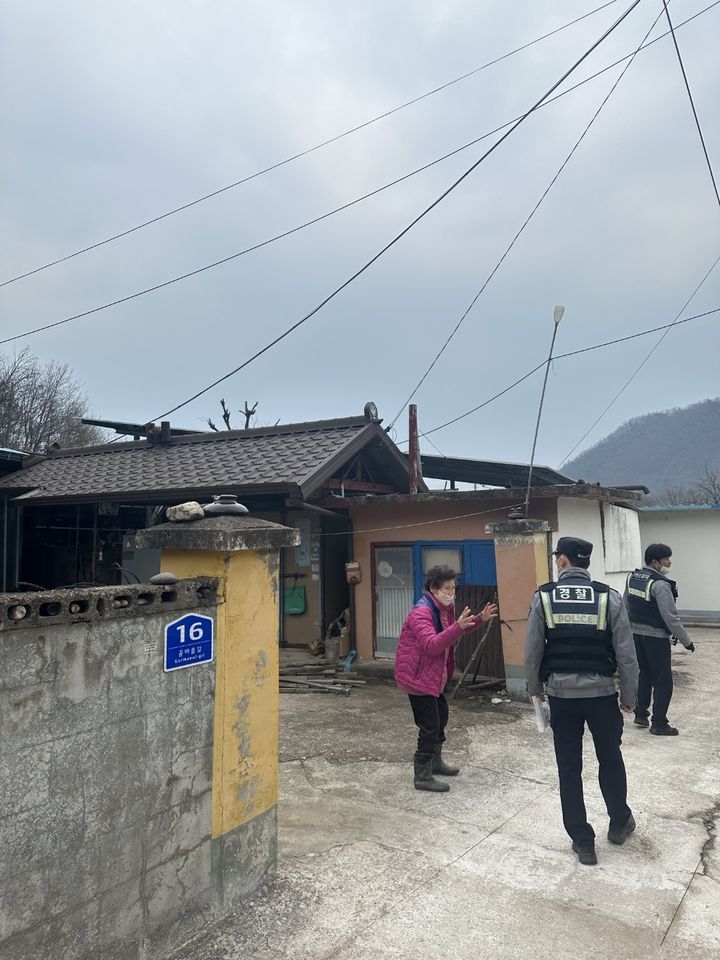 [안동=뉴시스] 경북경찰청은 대형 산불로 경북 북동부 지역에 심각한 피해가 발생함에 따라 피해복구 작업 종료시까지 범죄예방활동을 추진한다고 30일 밝혔다. (사진=경북경찰청 제공) 2025.03.30. photo@newsis.com *재판매 및 DB 금지