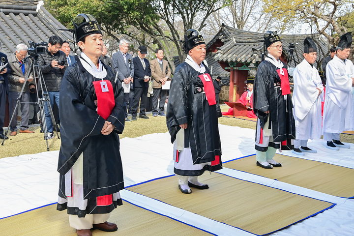 [진주=뉴시스] 진주시 '제432주년 창렬사 춘계 제향' 봉행 .(사진=진주시 제공) 2025.03.30. photo@newsis.com *재판매 및 DB 금지