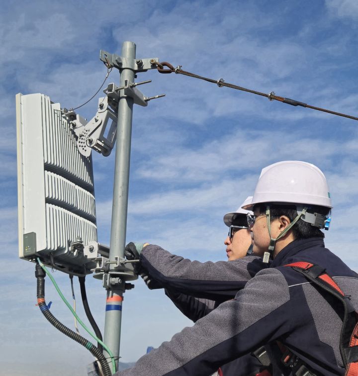 [대구=뉴시스] KT대구경북광역본부는 의성산불로 일부 지역의 통신망이 마비되자 '엄브렐라 셀(Umbrella Cell)' 기술로 빠르게 복구했다. (사진=KT 대구경북광역본부 제공) 2025.03.30. photo@newsis.com *재판매 및 DB 금지