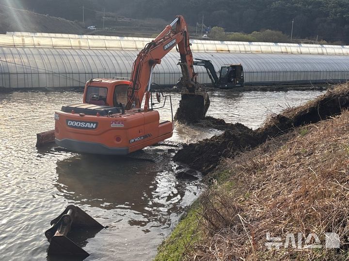 [장성=뉴시스] 30일 오전 0시48분께 전남 장성군 삼계면 죽림저수지 복통이 파손돼 주변 비닐하우스 단지가 침수 피해를 입어 당국이 배수 작업에 나서고 있다. (사진 = 한국농어촌공사 제공) 2025.03.30. photo@newsis.com