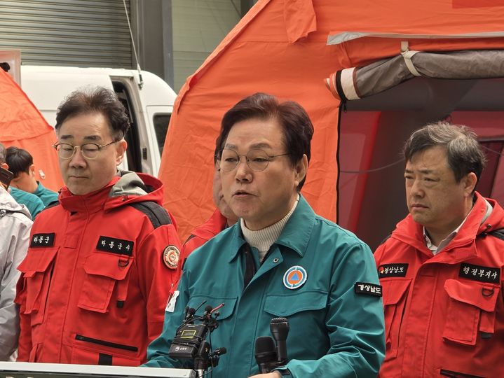 [산청=뉴시스] 서희원 기자= 박완수 경남도지사가 30일 산청군 시천면에 마련된 산불통합지휘본부 현장에서 긴급 브리핑을 열고 있다. 2025.03.30. shw1881@newsis.com *재판매 및 DB 금지