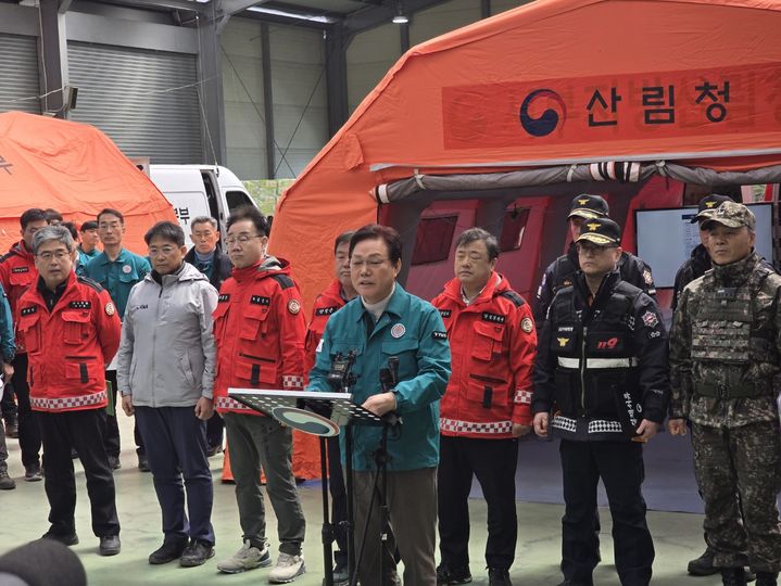 [산청=뉴시스] 서희원 기자= 박완수 경남도지사가 30일 산청군 시천면에 마련된 산불통합지휘본부 현장에서 긴급 브리핑을 열고 있다. 2025. 03. 30. shw1881@newsis.com *재판매 및 DB 금지