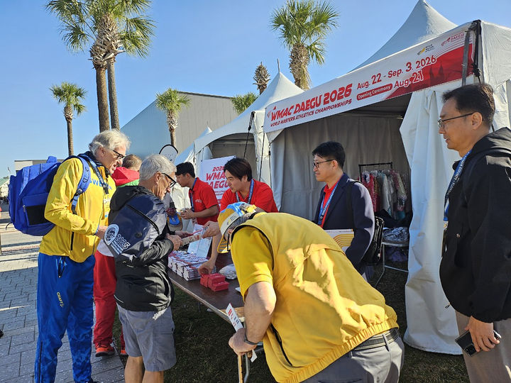 [대구=뉴시스]2026 대구세계마스터즈 육상경기대회 조직위원회가 미국 알라추아카운티에서 열린 '2025 세계마스터즈 실내육상경기대회서 대구대회의 성공적 개최를 위한 홍보를 하고 있다. 뉴시스DB. 2025.04.13 photo@newsis.com *재판매 및 DB 금지