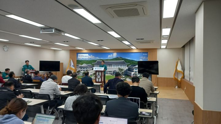 [안동=뉴시스] 류상현 기자 = 이철우 경북지사가 30일 오후 도청 브리핑룸에서 기자회견을 하고 있다. 2025.03.30. spring@newsis.com *재판매 및 DB 금지