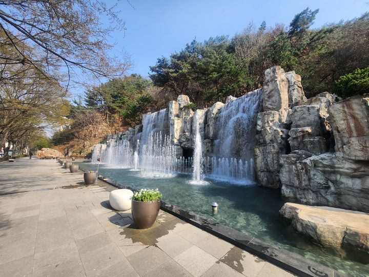 [울산=뉴시스] 울산 남구 태화강 동굴피아 앞에 조성된 인공폭포. (사진=울산 남구 제공) 2025.03.30. photo@newsis.com photo@newsis.com *재판매 및 DB 금지