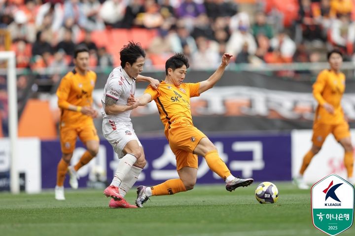 [서울=뉴시스] 프로축구 K리그1 수원FC의 이재원, 제주 SK의 남태희. (사진=한국프로축구연맹 제공) *재판매 및 DB 금지
