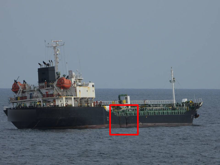 [신안=뉴시스] 30일 오후 3시17분께 전남 신안군 가거도 북서방 87㎞ 해상에서 80t급 근해통발 어선 A호와 싱가포르 선적 3387t급 석유제품운반선 B호(사진)가 충돌해 해경이 수습하고 있다. (사진 = 목포해경 제공) 2025.03.30. photo@newsis.com  *재판매 및 DB 금지