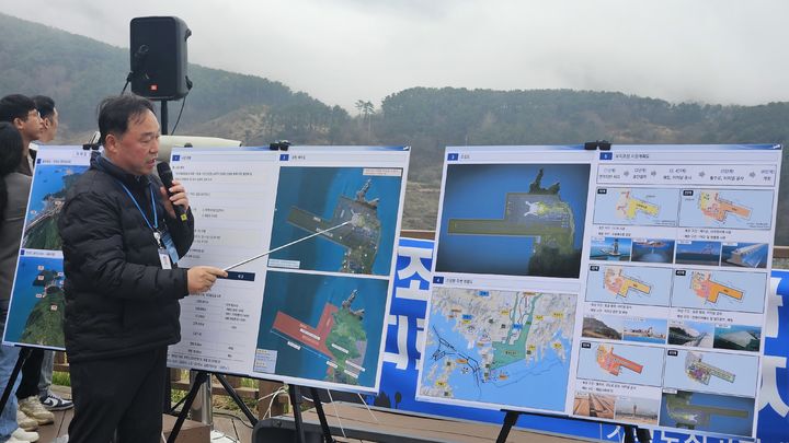 [부산=뉴시스] 정진형 기자 = 지난 27일 부산 강서구 가덕도 대항전망대에서 가덕도신공항공항건설공단의 브리핑이 진행되고 있다. 2025.03.27. formation@newsis.com *재판매 및 DB 금지