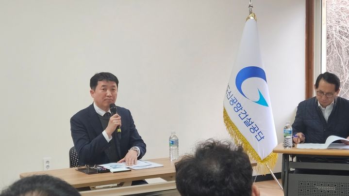 [부산=뉴시스] 정진형 기자 = 이윤상 가덕도신공항건설공단 이사장이 지난 27일 부산 강서구 가덕도 대항항마을의 신공항 현장 지원센터에서 기자간담회를 갖고 있다. 2025.03.27. formation@newsis.com *재판매 및 DB 금지