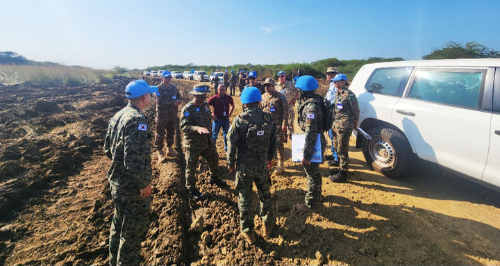 [서울=뉴시스] = 남수단재건지원단(이하 한빛부대)이 남수단의 항구적 평화를 위한 2013년 3월 31일 첫 파병으로부터 12주년을 맞았다고 합참이 밝혔다. 사진은 한빛부대장이 주보급로 보수작전 현장을 확인하는 모습. (사진= 합참 제공) 2025.03.30. photo@newsis.com *재판매 및 DB 금지
