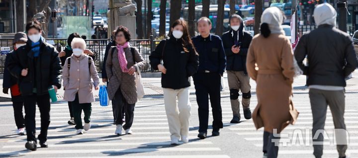 [서울=뉴시스] 고범준 기자 = 찬 바람이 불면서 꽃샘추위가 계속되는 지난달 30일 오전 서울 종로구 세종대로 사거리에서 시민들이 지나가고 있다. 2025.03.30. bjko@newsis.com