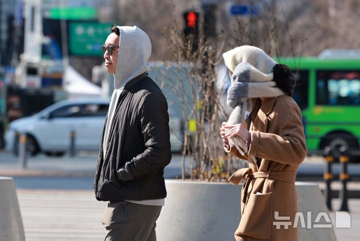 [서울=뉴시스] 고범준 기자 = 서울 종로구 세종대로 사거리에서 시민들이 지나가고 있다. 2025.03.30. bjko@newsis.com