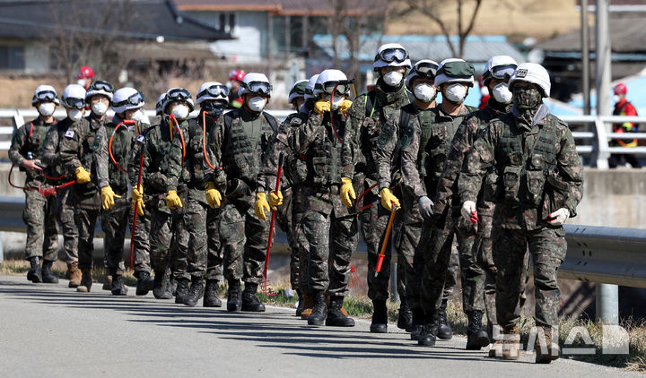 [의성=뉴시스] 이무열 기자 = 30일 경북 의성군 신평면 중율리 산불 현장에 50사단 120여단 장병들이 잔불 진화 지원작전에 나서고 있다. 2025.03.30. lmy@newsis.com