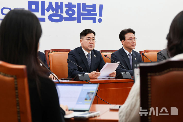 [서울=뉴시스] 권창회 기자 = 박찬대 더불어민주당 원내대표가 30일 오전 서울 여의도 국회에서 열린 기자간담회에서 발언하고 있다. 2025.03.30. kch0523@newsis.com