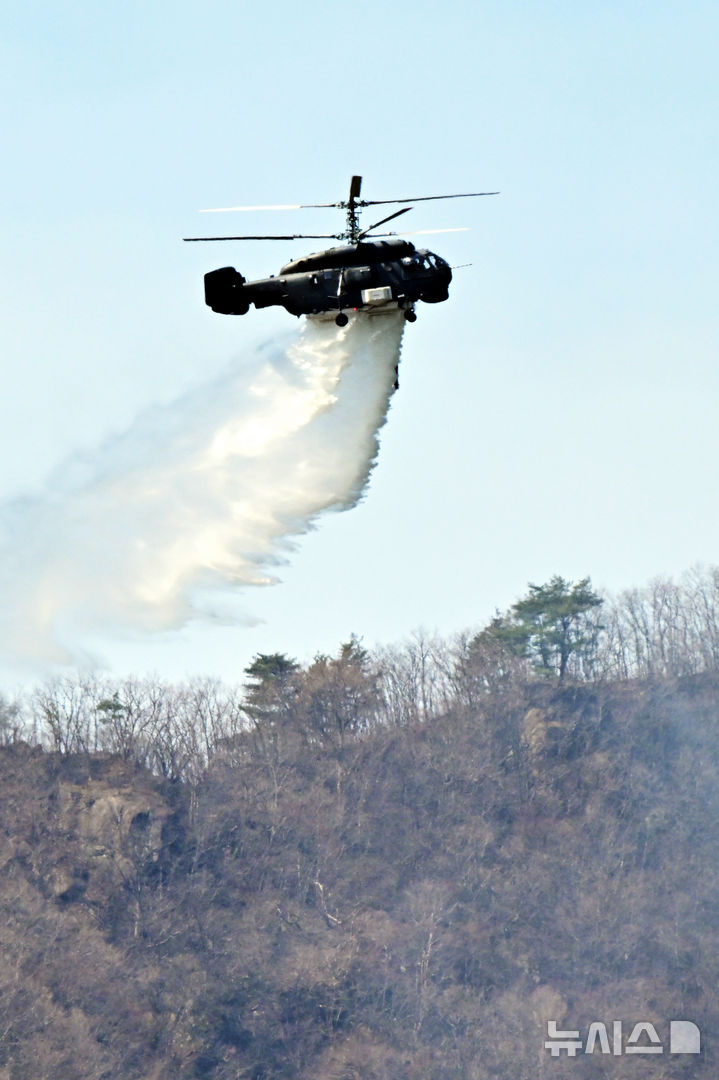 [산청=뉴시스] 차용현 기자 = 경남 산청 산불 발생 10일째로 접어든 30일 오전 산불진화헬기가 시천면 구곡산 일원에서 진화작업을 펼치고 있다. 2025.03.30. con@newsis.com