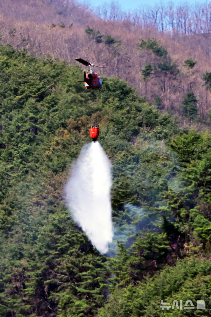 [산청=뉴시스] 차용현 기자 = 경남 산청 산불 발생 10일째로 접어든 30일 오전 산불진화헬기가 시천면 구곡산 일원에서 진화작업을 펼치고 있다. 2025.03.30. con@newsis.com