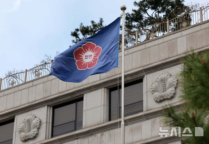 [서울=뉴시스] 고범준 기자 = 법원의 확정판결을 헌법재판소가 다시 심사할 수 있도록 하는 '재판소원' 제도 시행이 임박하며 로펌들도 대응에 나서고 있다. (사진=뉴시스DB) 2026.03.10. bjko@newsis.com
