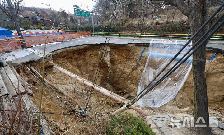 [서울=뉴시스] 김명년 기자 =&nbsp; 지난달 30일 오후 서울 강동구 명일동 지반침하(싱크홀) 사고 현장 모습. 2025.03.30. kmn@newsis.com