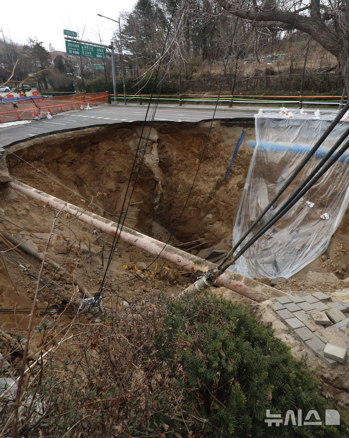 [서울=뉴시스] 김명년 기자 = 국토교통부는 지난 24일 명일동에서 발생한 대형 지반침하 사고 원인을 규명하기 위해 중앙지하사고조사위원회(사조위)를 구성운영한다. 국토부는 위원단에서 지반침하 사고와 관련된 토질 및 기초 터널지하안전 분야 등 전문가를 12명 추려 사조위를 구성하고 오는 31일부터 5월30일까지 2개월간 조사를 실시할 계획이다. 사진은 30일 오후 서울 강동구 명일동 지반침하(싱크홀) 사고 현장 모습. 2025.03.30. kmn@newsis.com