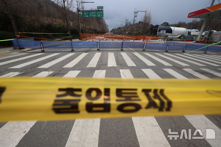 [서울=뉴시스] 김명년 기자 = 국토교통부는 지난 24일 명일동에서 발생한 대형 지반침하 사고 원인을 규명하기 위해 중앙지하사고조사위원회(사조위)를 구성운영한다. 국토부는 위원단에서 지반침하 사고와 관련된 토질 및 기초 터널지하안전 분야 등 전문가를 12명 추려 사조위를 구성하고 오는 31일부터 5월30일까지 2개월간 조사를 실시할 계획이다. 사진은 30일 오후 서울 강동구 명일동 지반침하(싱크홀) 사고 현장 모습. 2025.03.30. kmn@newsis.com