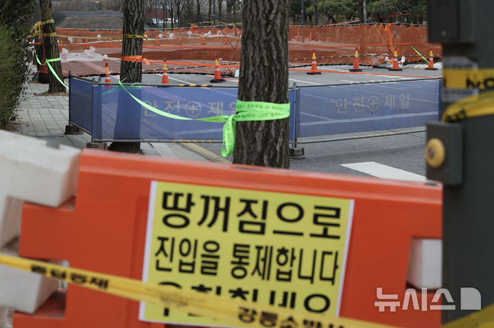 [서울=뉴시스] 김명년 기자 = 국토교통부는 지난 24일 명일동에서 발생한 대형 지반침하 사고 원인을 규명하기 위해 중앙지하사고조사위원회(사조위)를 구성운영한다. 국토부는 위원단에서 지반침하 사고와 관련된 토질 및 기초 터널지하안전 분야 등 전문가를 12명 추려 사조위를 구성하고 오는 31일부터 5월30일까지 2개월간 조사를 실시할 계획이다. 사진은 30일 오후 서울 강동구 명일동 지반침하(싱크홀) 사고 현장 모습. 2025.03.30. kmn@newsis.com