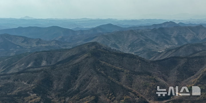 [안동=뉴시스] 김금보 기자 = 지난 30일 경북 안동시와 의성군 경계부근에서 바라본 일대 산하가 산불에 훼손돼있다. 2025.03.30. kgb@newsis.com