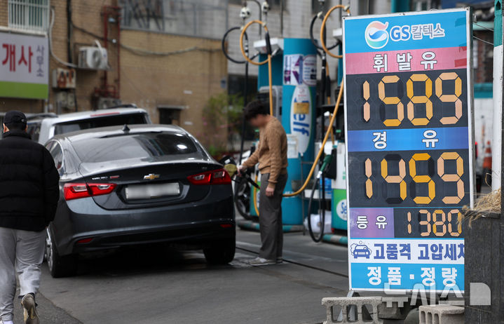 [서울=뉴시스] 홍효식 기자 = 지난달 30일 서울 시내 한 주유소의 모습. 2025.03.30. yesphoto@newsis.com