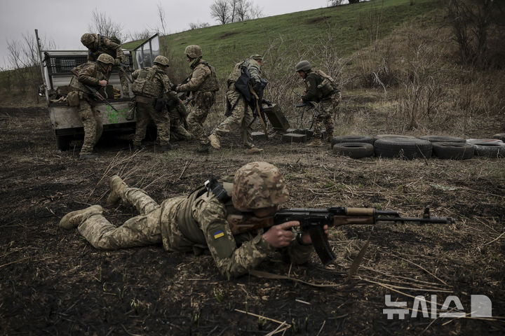 [우크라이나=AP/뉴시스] 우크라이나 제24기계화여단 공보실이 30일(현지 시간) 제공한 사진에 지난 29일 제3기계화대대 군인들이 우크라이나 동부 장소가 알려지지 않은 훈련장에서 훈련하고 있다. 2025.03.31.