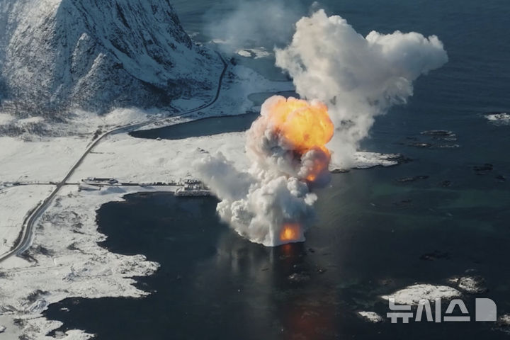 [안도야=AP/뉴시스] 독일 민간 우주 항공 스타트업 이자르 에어로스페이스의 시험 로켓 '스펙트럼'이 30일(현지 시간) 노르웨이 북부 안도야섬에서 발사돼 30초가량 비행한 뒤 바다로 추락했다. 사진은 이자르 제공. 2025.03.31.