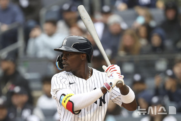 [뉴욕=AP/뉴시스] 미국 메이저리그(MLB) 뉴욕 양키스의 재즈 치좀 주니어가 지난달 31일(한국 시간) 뉴욕에서 열린 밀워키 브루어스와의 2025 MLB 경기 1회초 타석을 준비하고 있다. 2025.03.31.