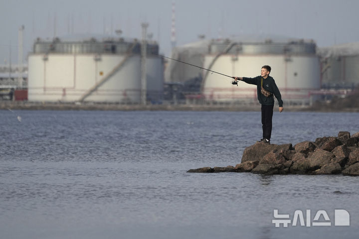 [AP/뉴시스] 러시아 페테르스부르크에 연한 핀란드만에서 러시아 석유비축 탱크가 보인다. 