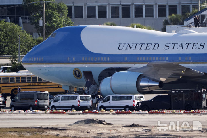[팜비치=AP/뉴시스]도널드 트럼프 미 대통령이 30일(현지시각) 플로리다주 팜비치 국제공항에서 전용기에 탑승하고 있다. 트럼프는 이날 자신이 헌법을 우회해 3선에 출마할 수 있다고 강조했다. 2025.4.1. 